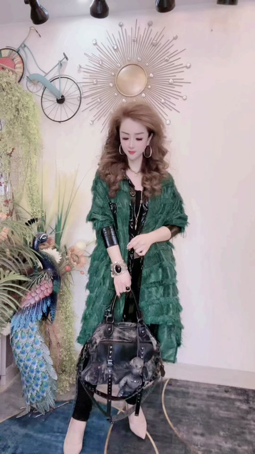 早春新风尚 秀女服装工厂店外套，演绎又美又飒的显瘦哲学